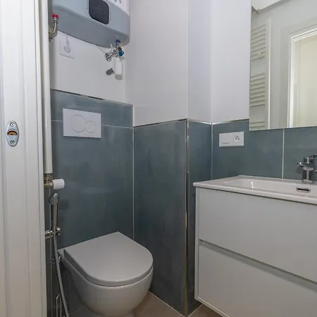 Apartment Joli 2p Calme Refait A Neuf Avec Terrasse, Wifi Et Parking - Fr-1-196-340